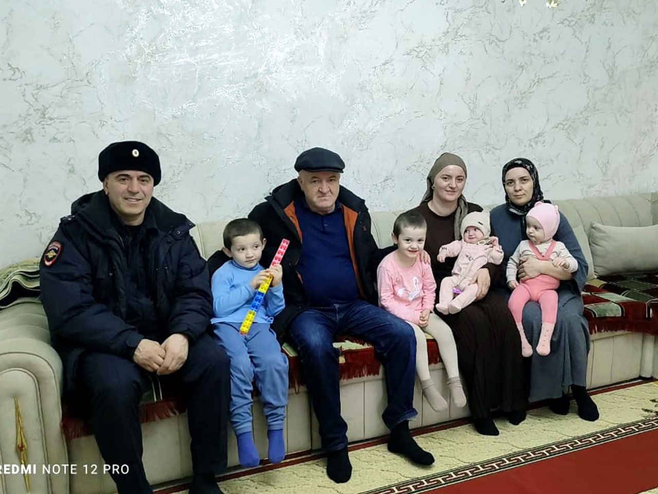 Забота о семьях: в Тляратинском районе поздравили женщин с наступающим 8 Марта